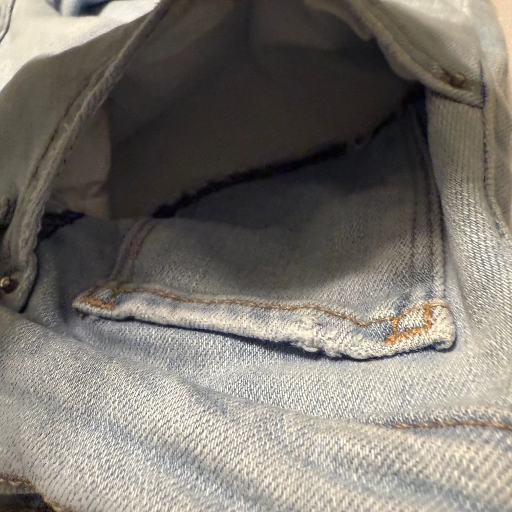 Levi’s 724 Jeans High Rise Straight Crop Light Blue Distressed Size 32